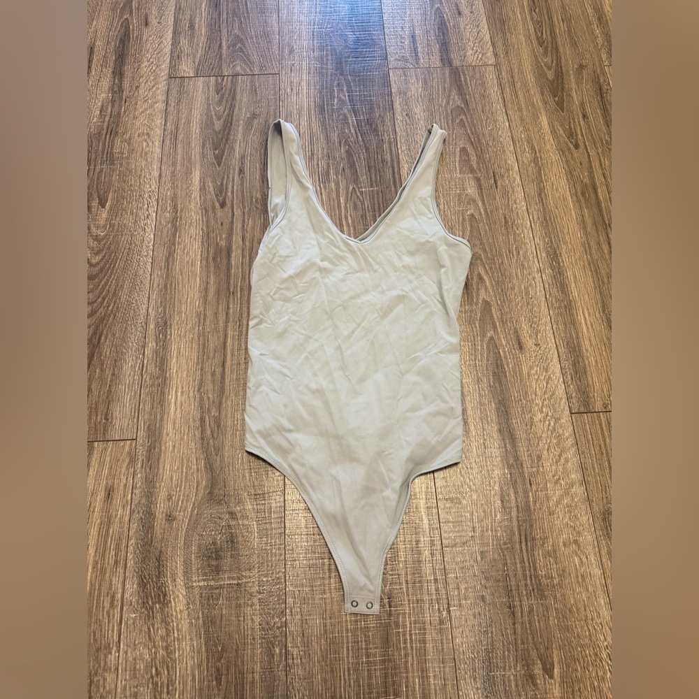Abercrombie & Fitch Women’s Light Blue Gray V Neck Bodysuit Size M